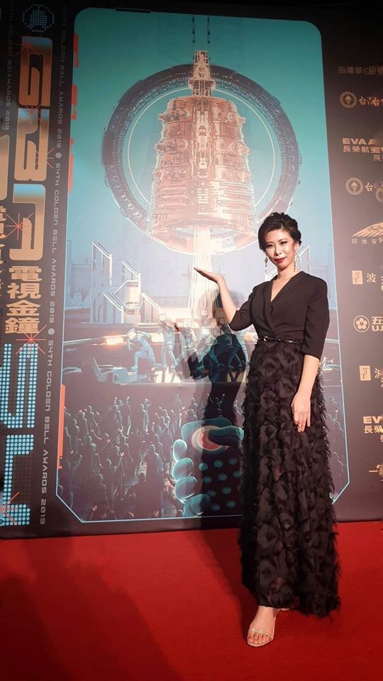 ▲黃瑞媚老師帶領許嘉真同學執行呂讀台灣製作團隊賴俔劭、林奕岑小姐妝髮設計