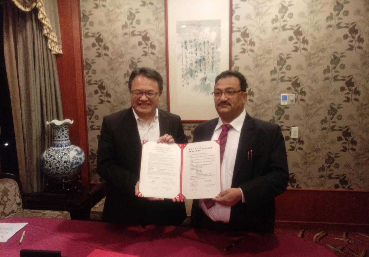 本校趙志揚校長與Adhikari董事長簽署MoU