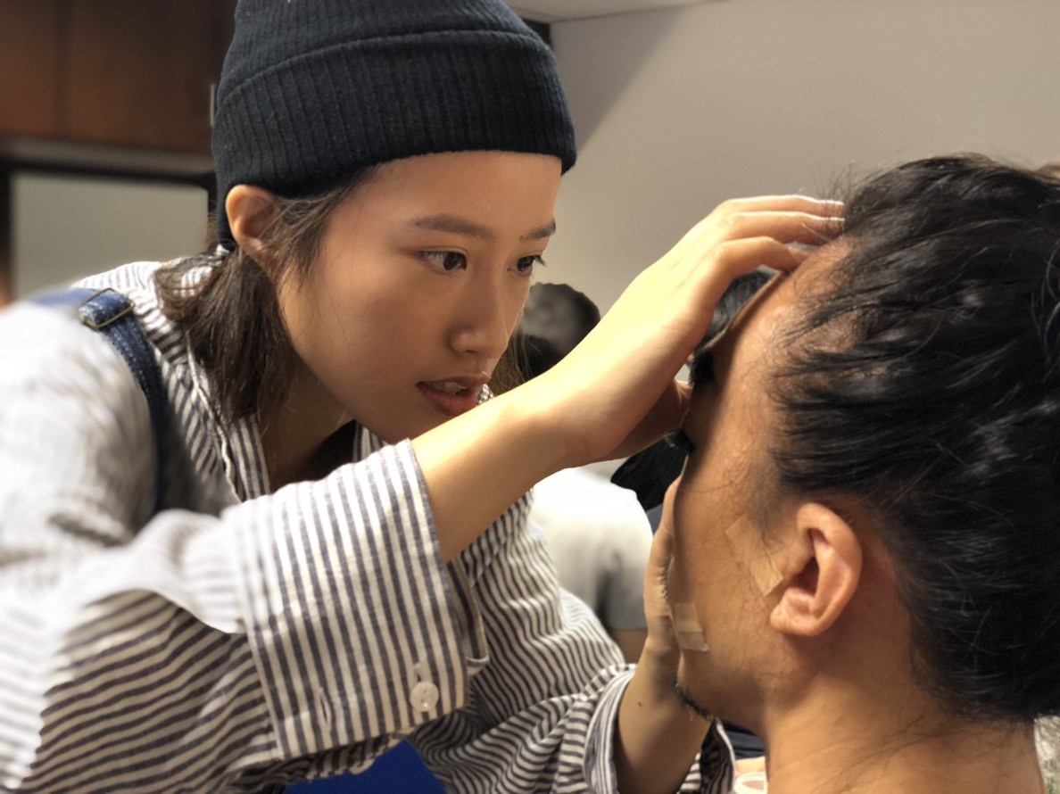 朱瑩禎同學為演員上妝