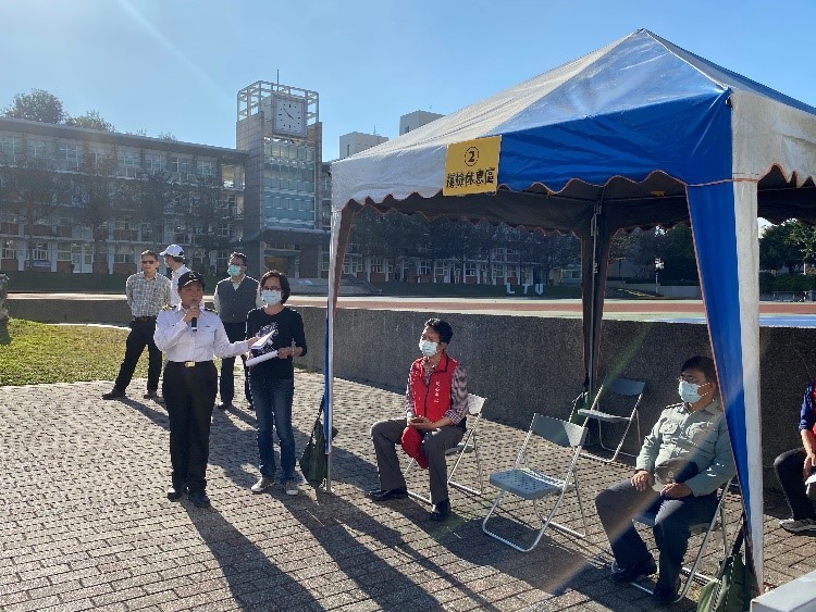 生輔組組長說明進出時量測體溫過高者,須先移至復檢區由護理師進行第二次測量,若體溫仍持續過高,將送至隔離區進行後續處理。
