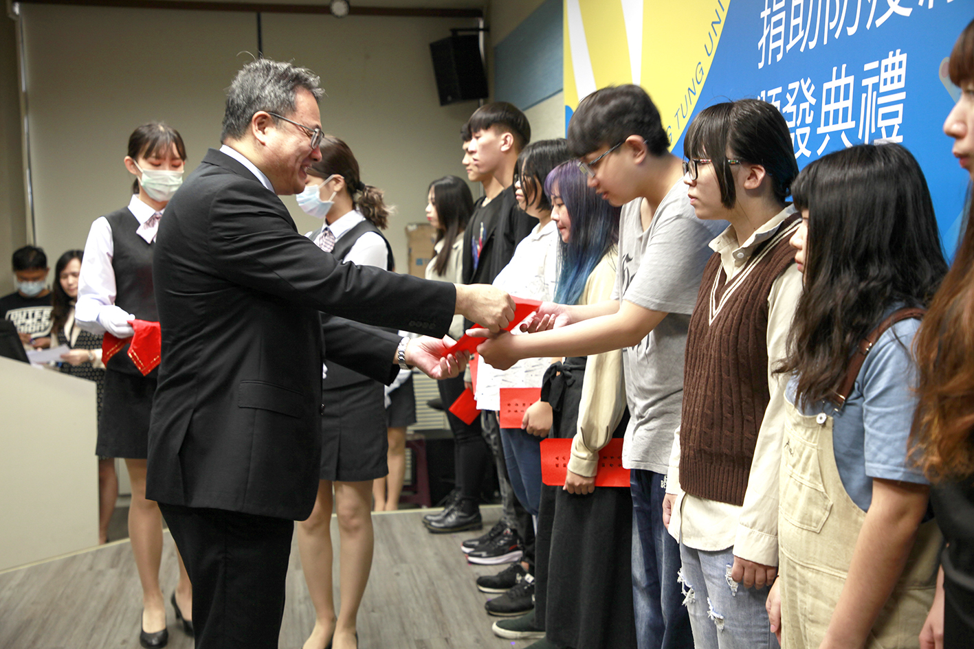 本校趙志揚校長頒發防疫助學金並鼓勵同學向典範學習