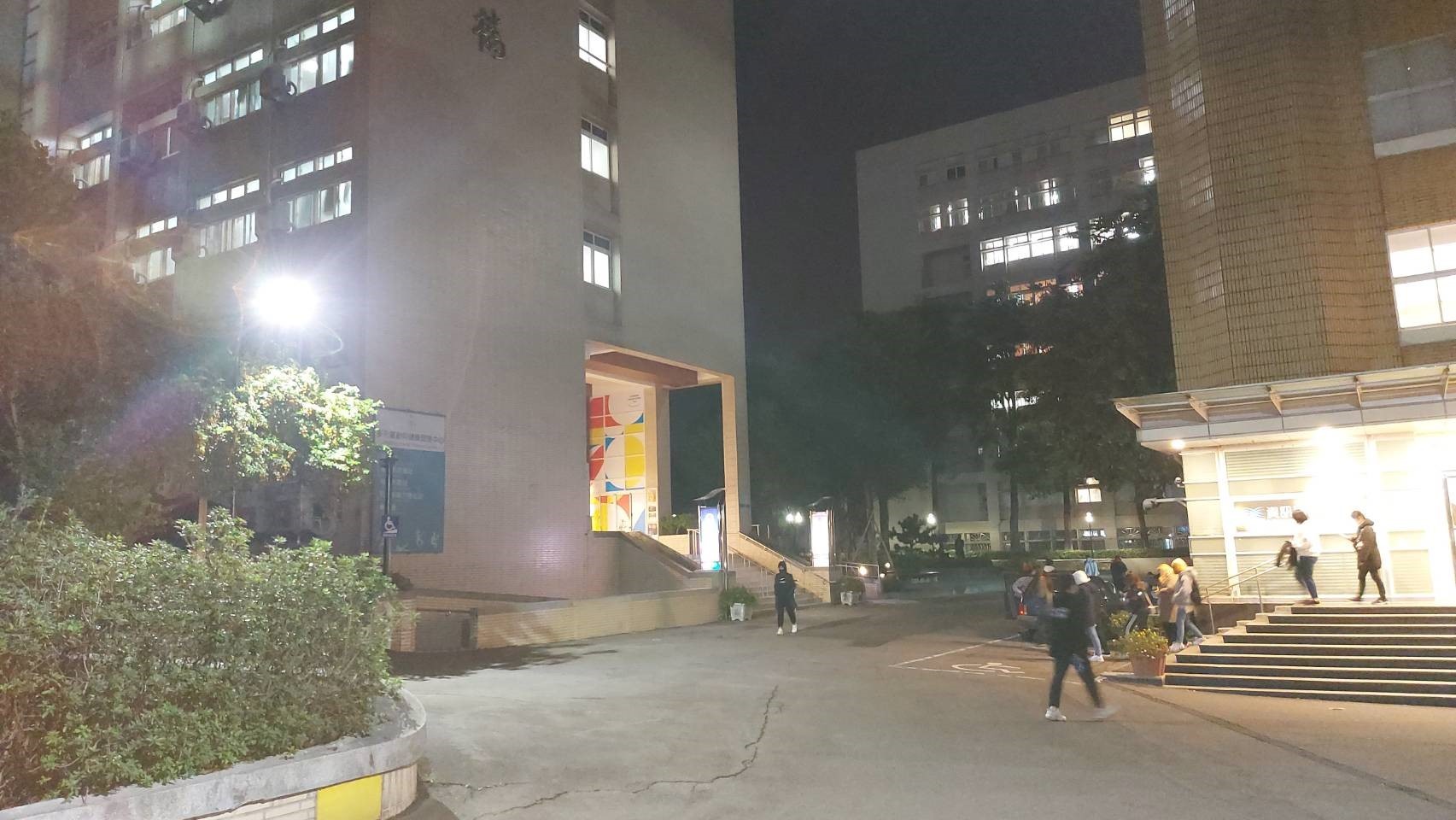 ▲亞萍館東北面公佈欄前