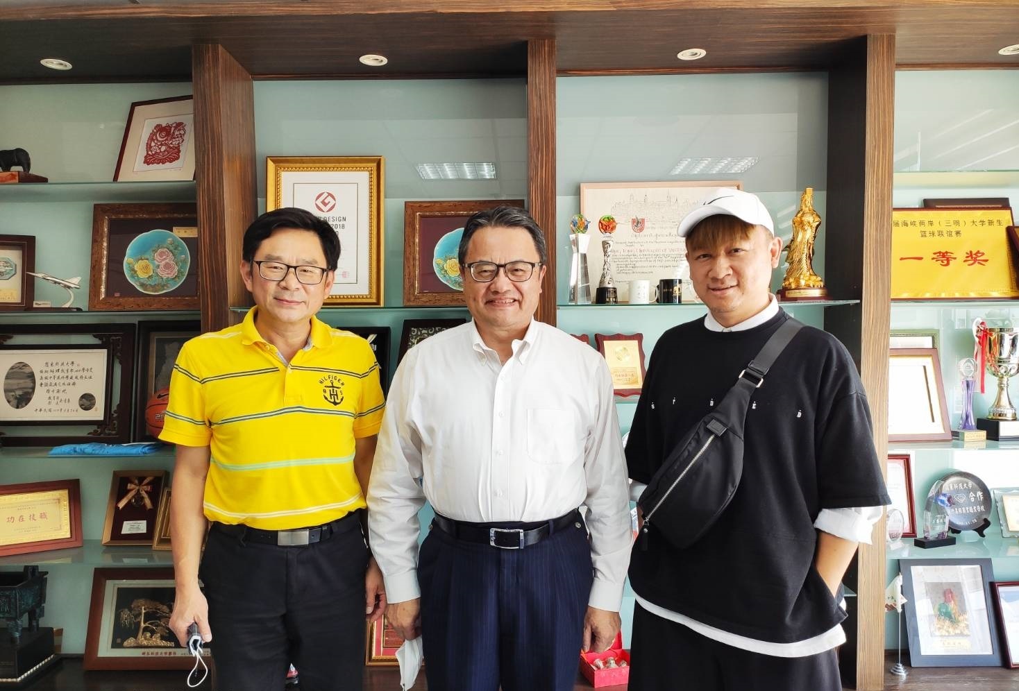▲沙布喇‧安德烈(右)與校長(中)及吳健中處長(左)合影