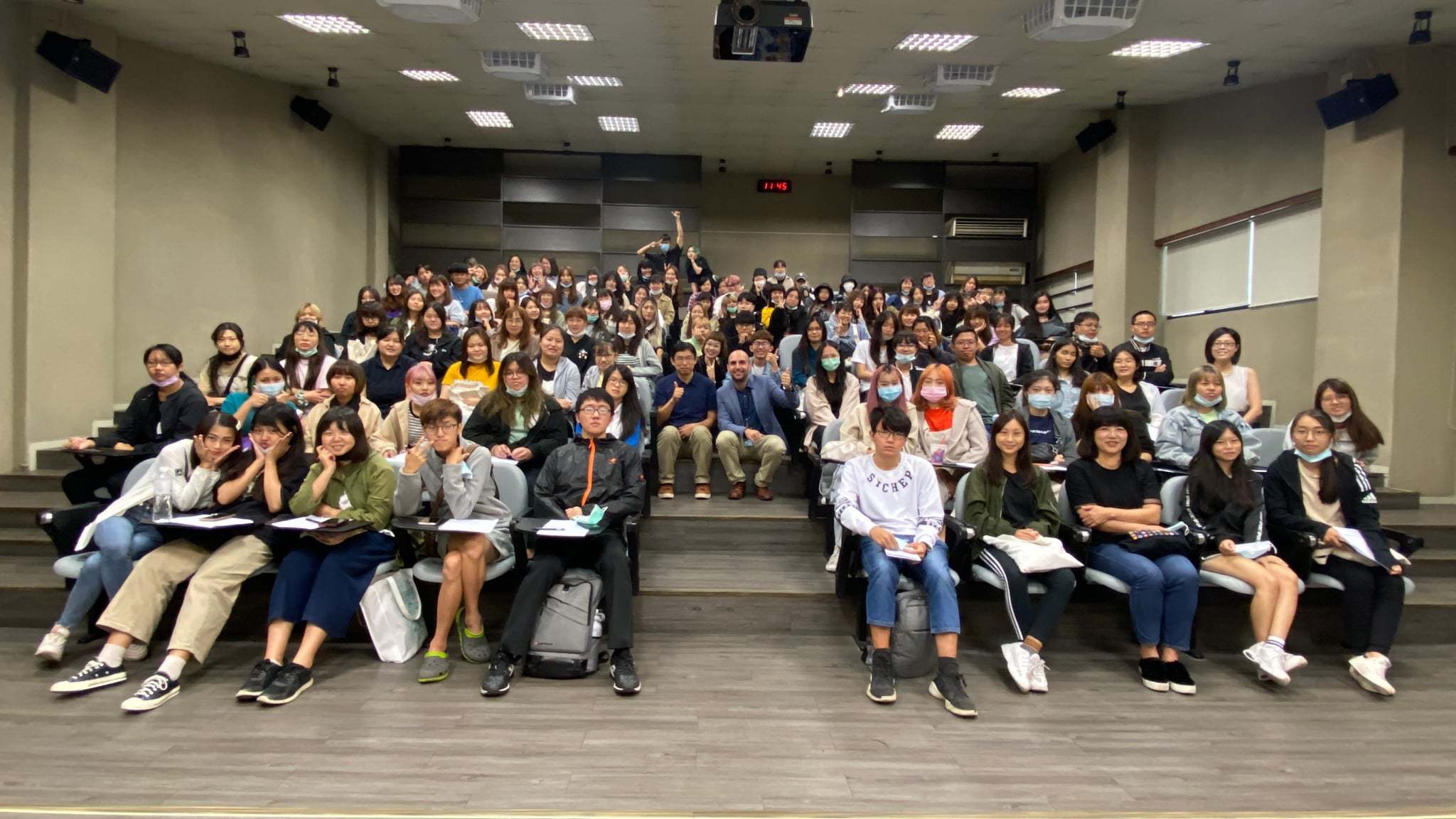 ▲電影監製陳璽文與學生合影