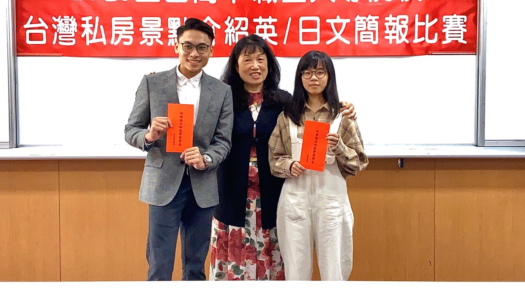 何維倫老師勤學獎學金獲獎同學與何宗懿老師合影