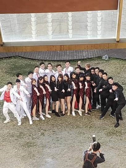 噴槍彩妝迅速完妆，表演團員開心合照