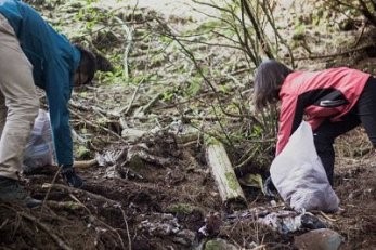 嶺東科大學生製作「敬愛高山」專題,親自上山淨山