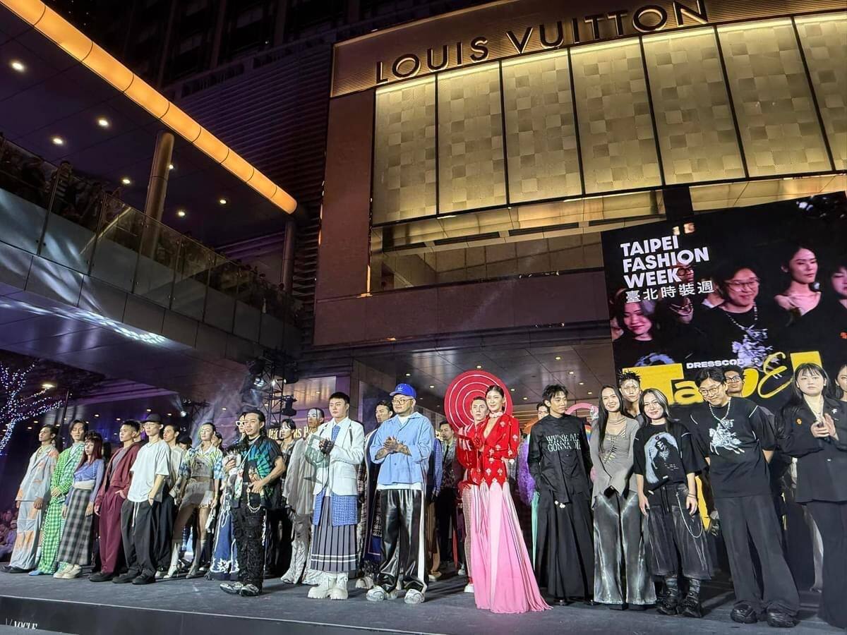 2024 臺北時裝週 THE SHOW《跨界時尚大秀》現場盛況 (取自Taipei Fashion Week 臺北時裝週 youtube直播)