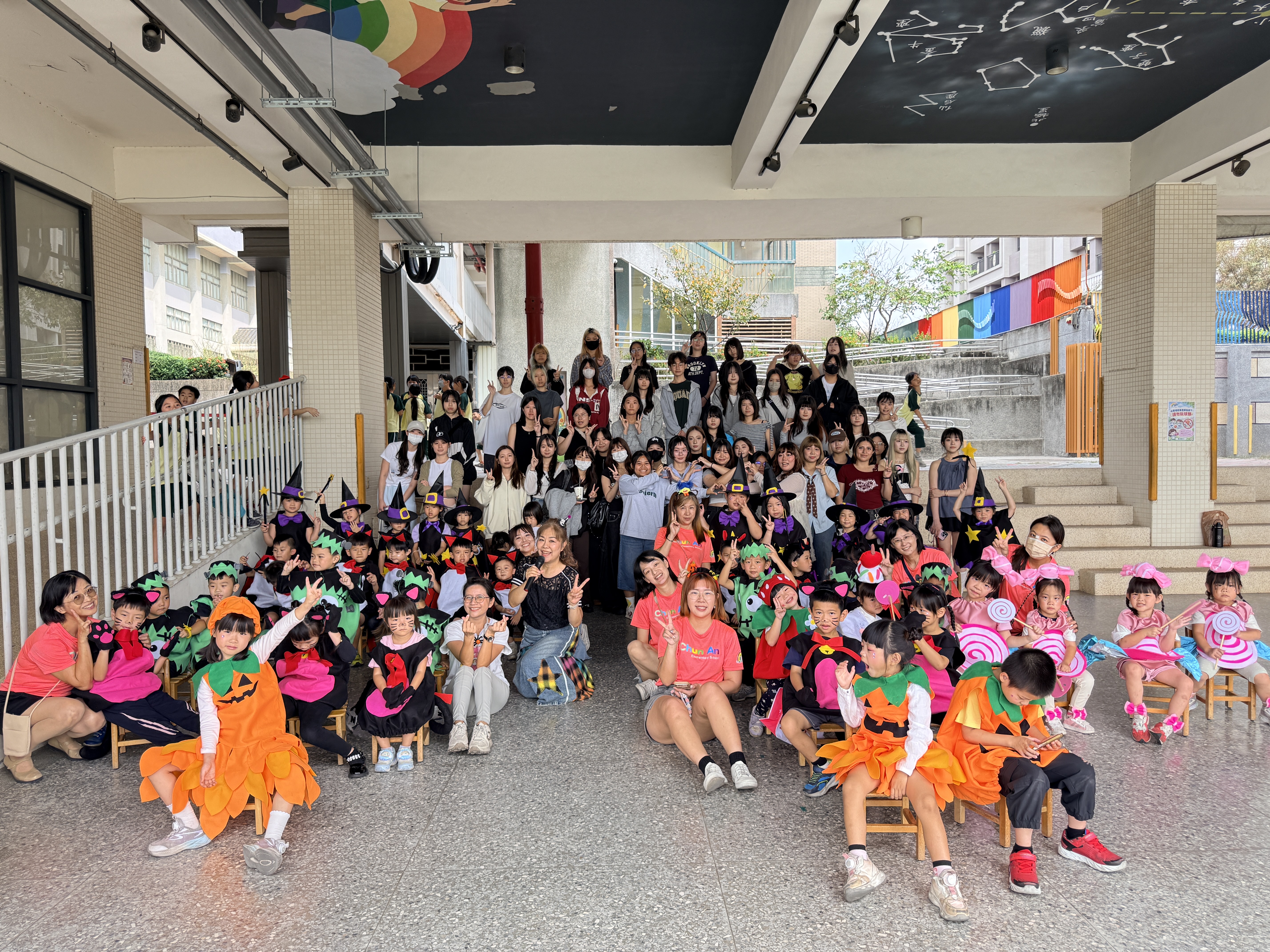 嶺東科大流設系手作42套變裝服，提供春安射幼小朋友走秀迎萬聖節，雙方歡樂大合照。