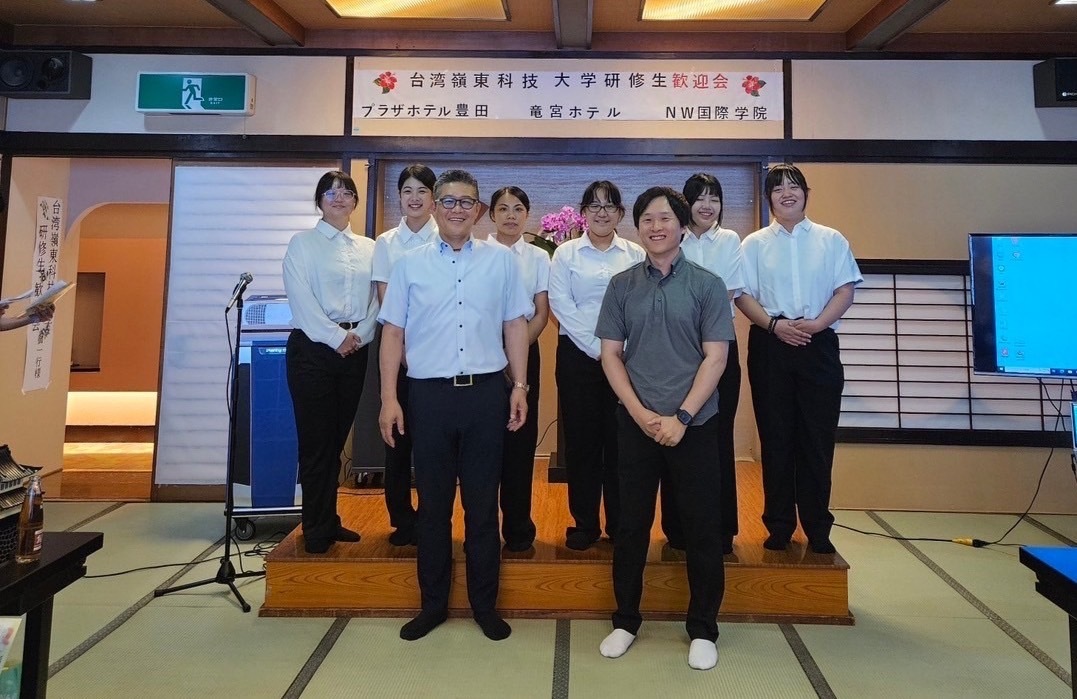 實習學生與豐田假日飯店的松山社長(前排左)及松山部長(前排右)合照。