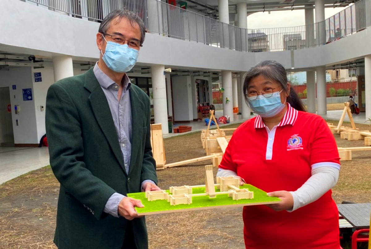 副校長陳仁龍(左)以「嶺東木樂創建組」遊具模型代表致贈給豐樂非營利幼兒園