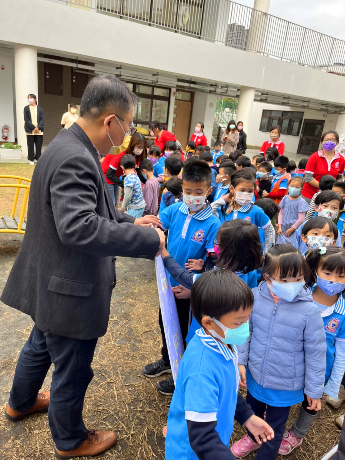 王兆華教務長以木樂遊具操作圖示板向小朋友講解