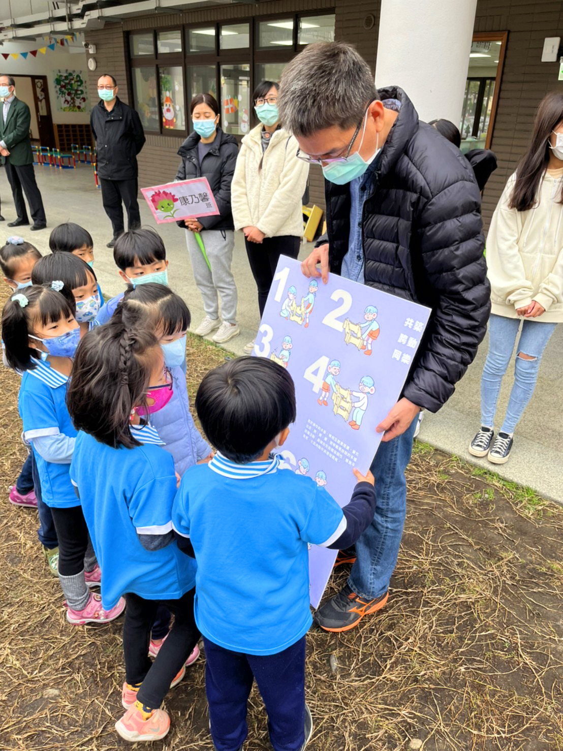 創設系黃松智老師以木樂遊具操作圖示板向小朋友講解