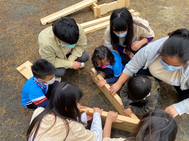 幼保系學生帶領幼兒園小朋友學習組裝教具