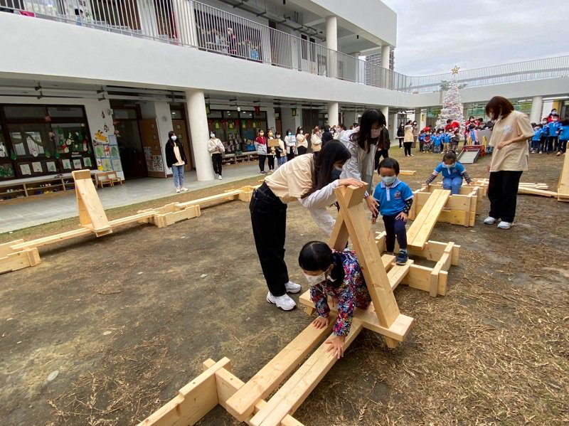 幼保系學生帶領幼兒園小朋友邊玩教具邊學習