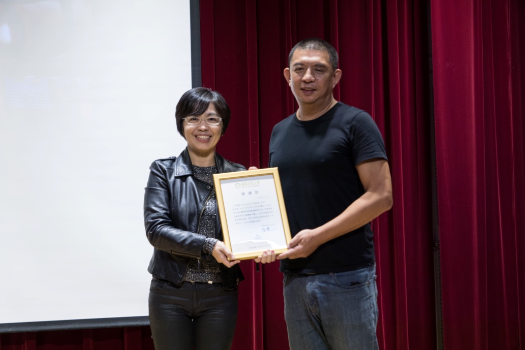 視傳系張露心主任致贈李明道老師感謝狀
