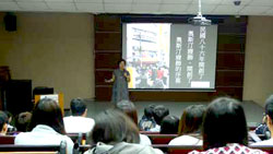 同學認真聆聽講者演說_2