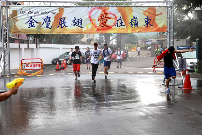 完成路跑的畢業學長姐接受學弟妹的潑水禮迎接