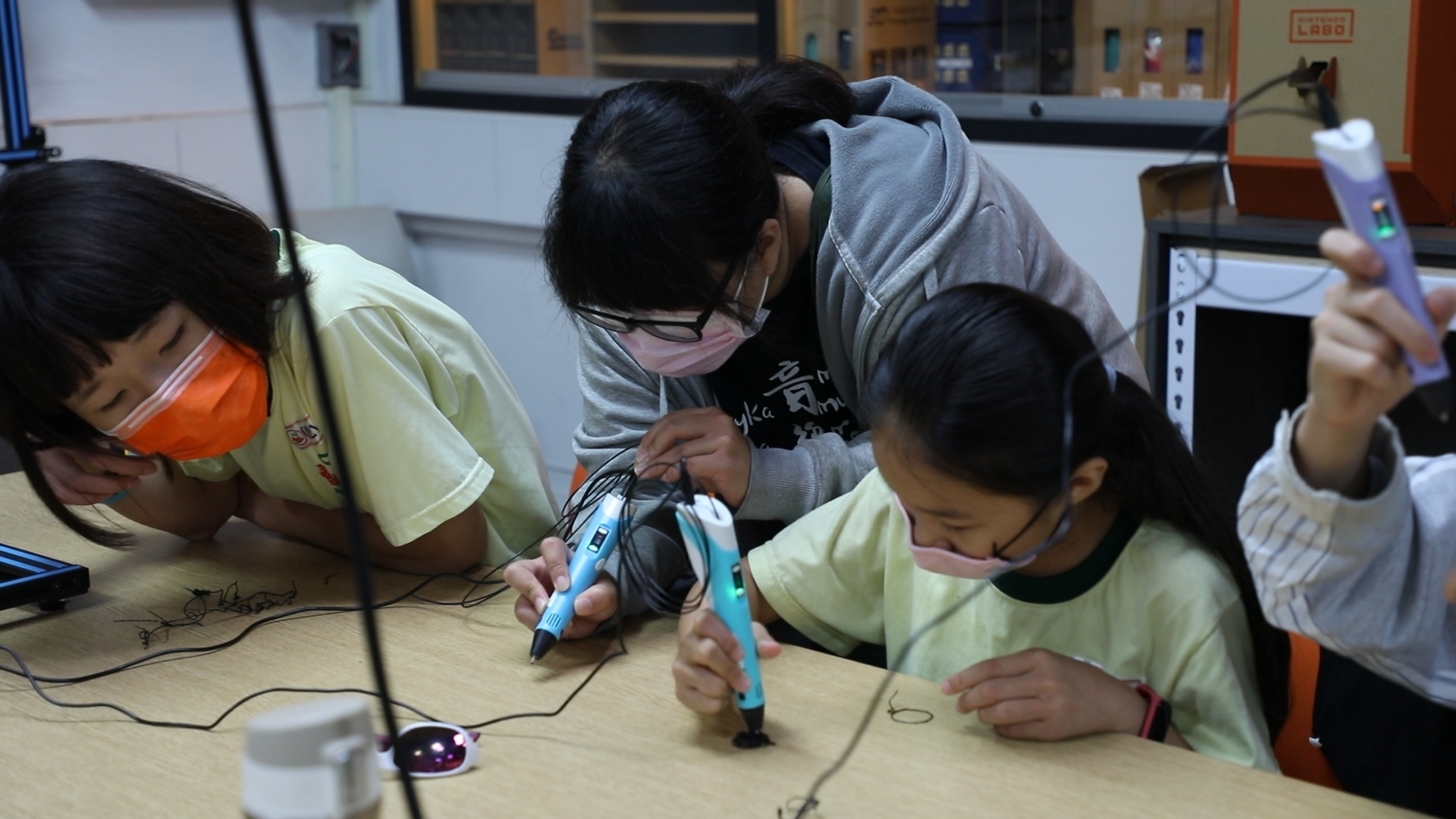 資科系STEM志工團教導春安國小學童體驗3D列印筆創作