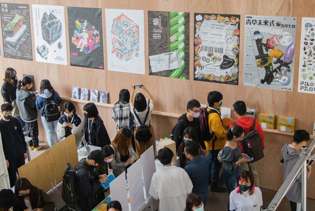 校內展打破一組一桌形式，透過開放式觀看交流