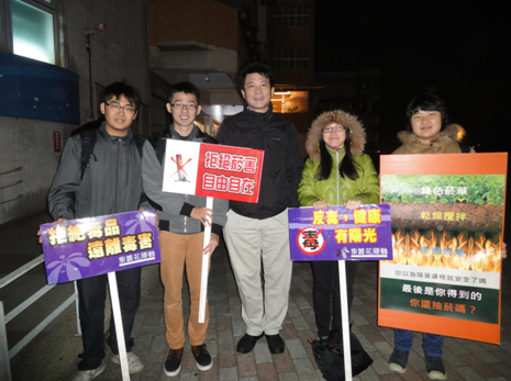 學務長與反毒反菸服務志工在仙庭樓宣導