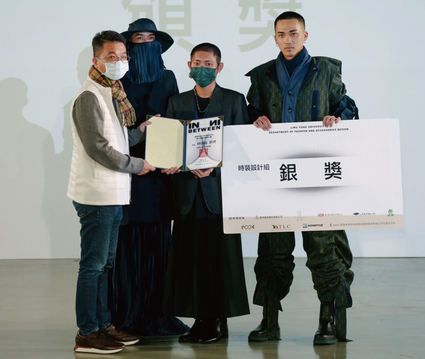 時裝設計組第二名「BYGONE」,設計者洪文宏同學。由潤鑫國際有限公司陳少鈞總經理頒獎