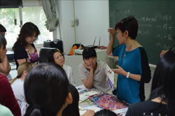 盧縉梅老師協助講授「服裝織品之運用」