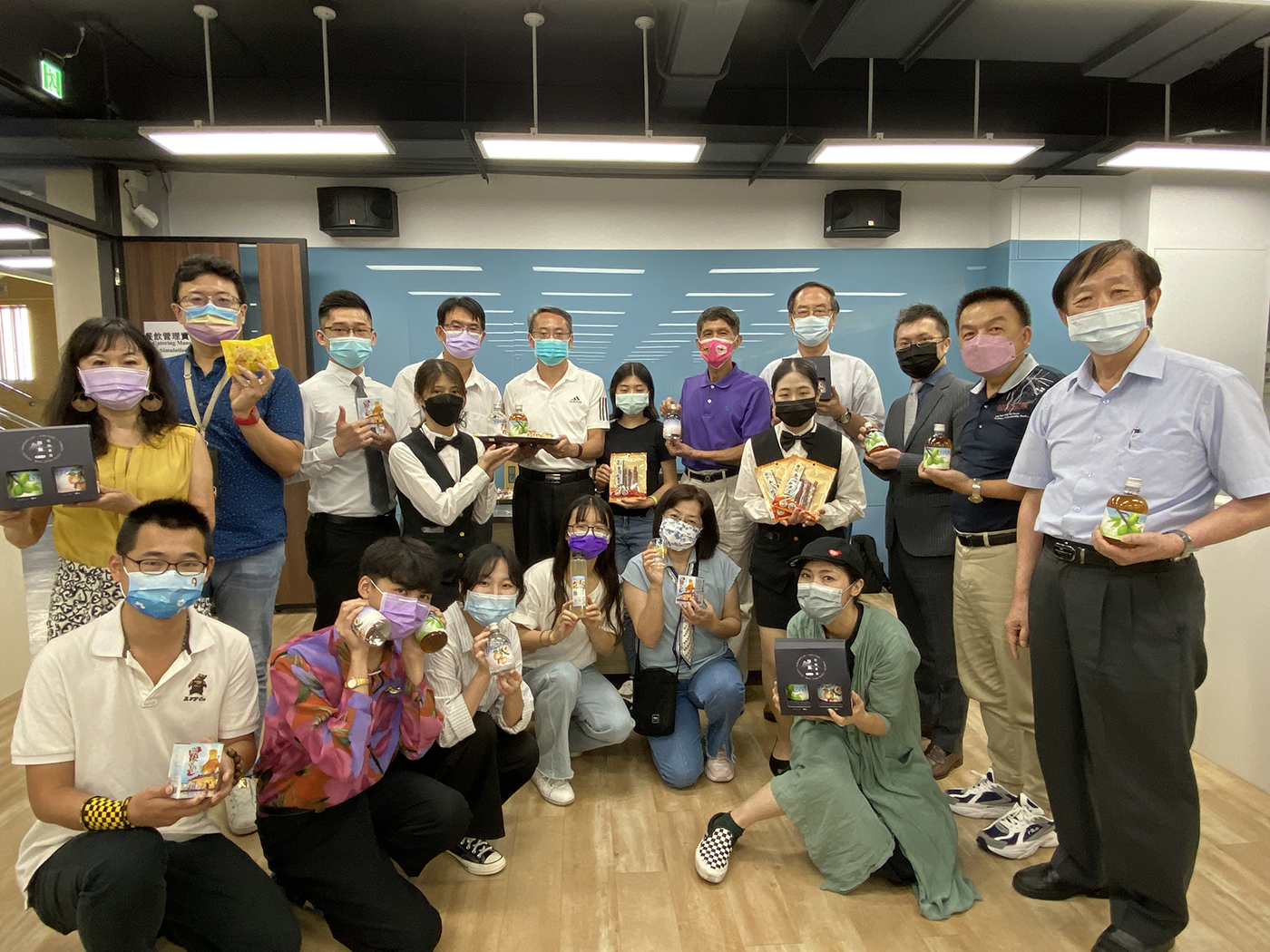 觀光系辦理「在地果酒開發、設計與行銷暨嶺東青創工作坊」促成異業結盟