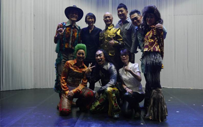中場休息時周美青夫人於舞台上與導演洪祥瀚老師及演員們問候合照