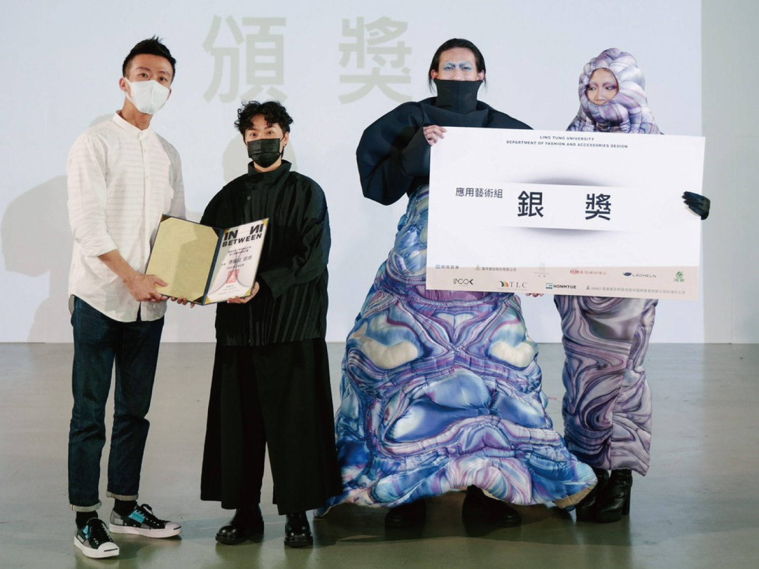應用藝術組第二名「束缚」,設計者陳品筑同學;由台灣百和工業股份有限公司曾煥東協理頒獎。