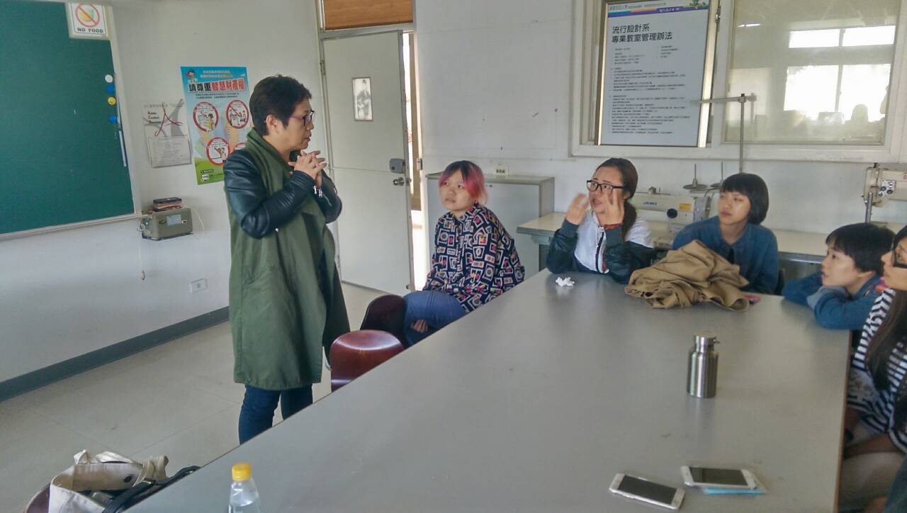 劉素英老師為同學仔細解說問題