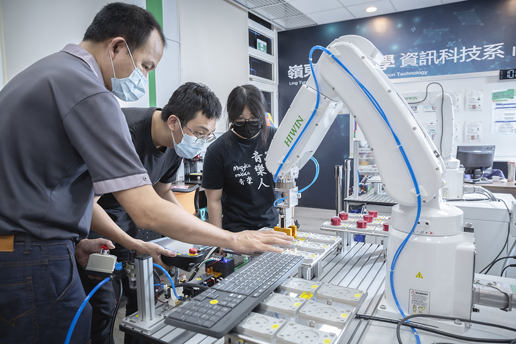 資訊科技系工業機器手臂訓練考場協助學生考取證照