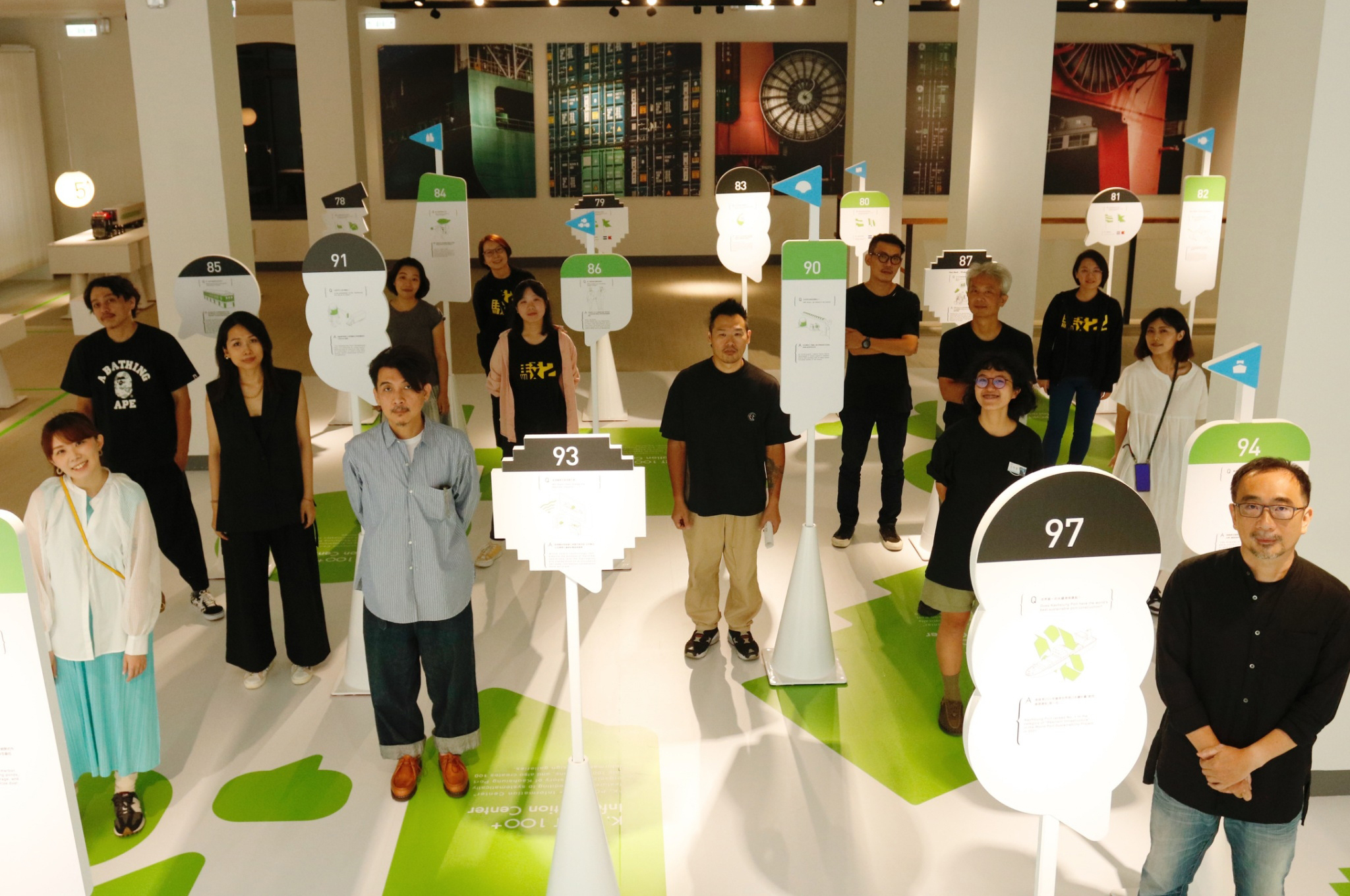 嶺東科大視傳系許哲瑜老師(右一)帶領策展團隊完成「登入大港」產學合作案