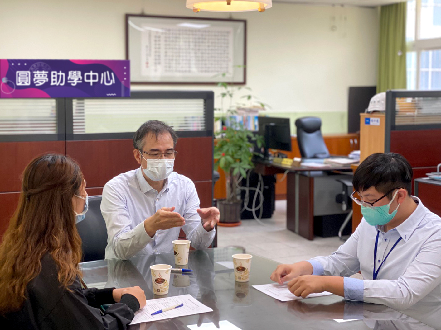 自由-嶺東科大陳仁龍學務長親自了解申請弱勢助學2.0學生情況