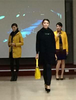 吳詩婷同學(中)柳筑馨同學(右)參與走秀