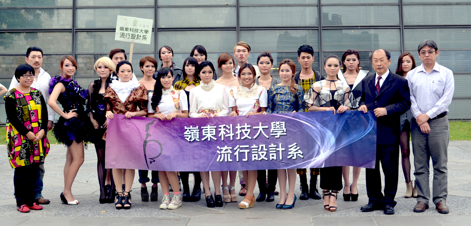 李小鏡〈夜生活〉的華麗、性感、時尚轉化設計