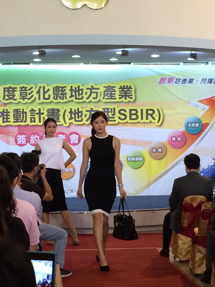學生模特兒稱職地呈現產品特色之優雅氣質