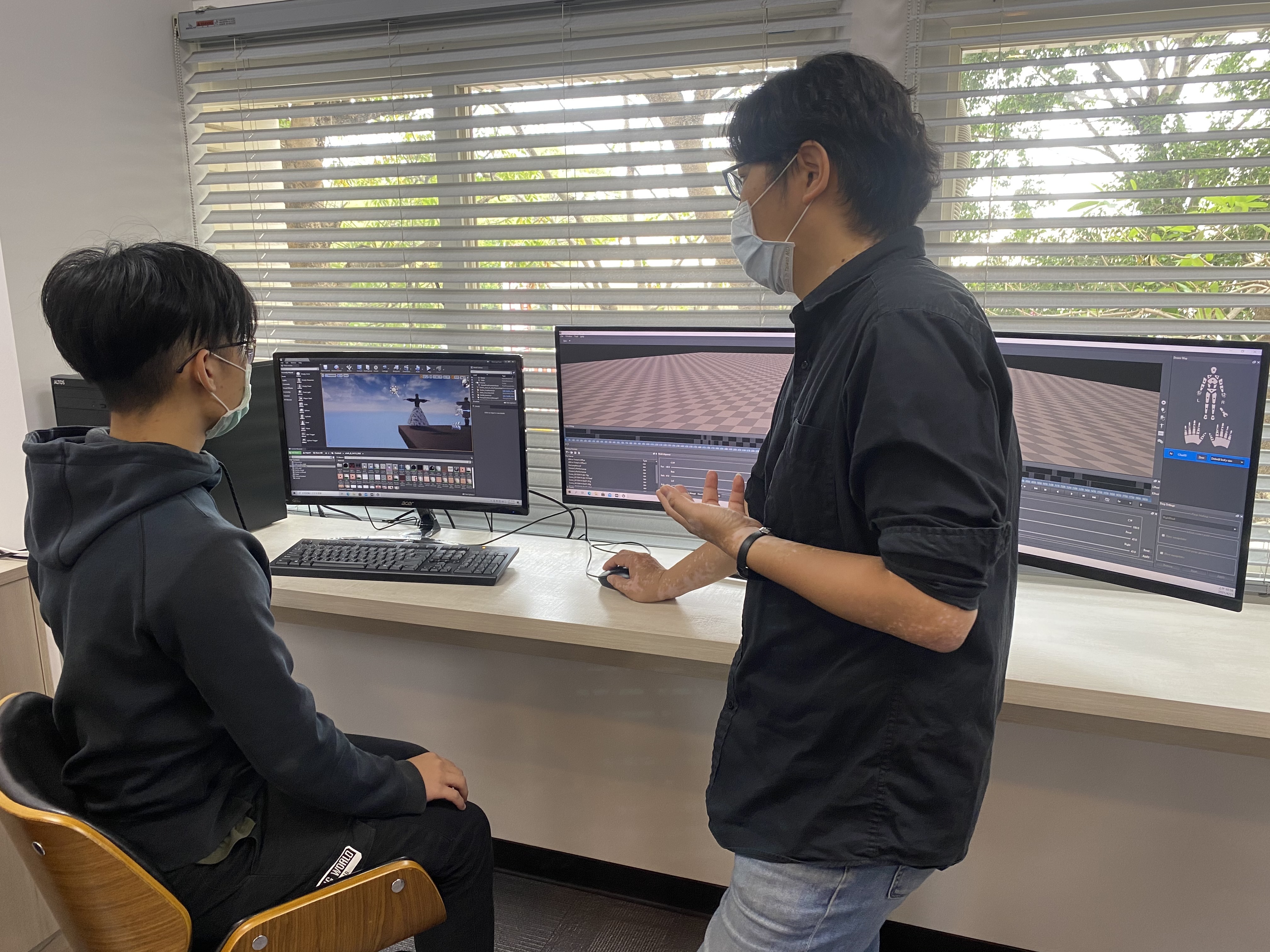 ▲師生於學研中心使用先進設備進行虛實整合設計