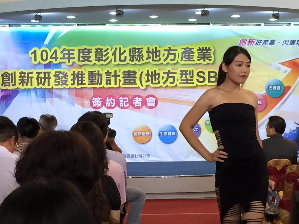 學生模特兒稱職地呈現產品特色之優雅氣質