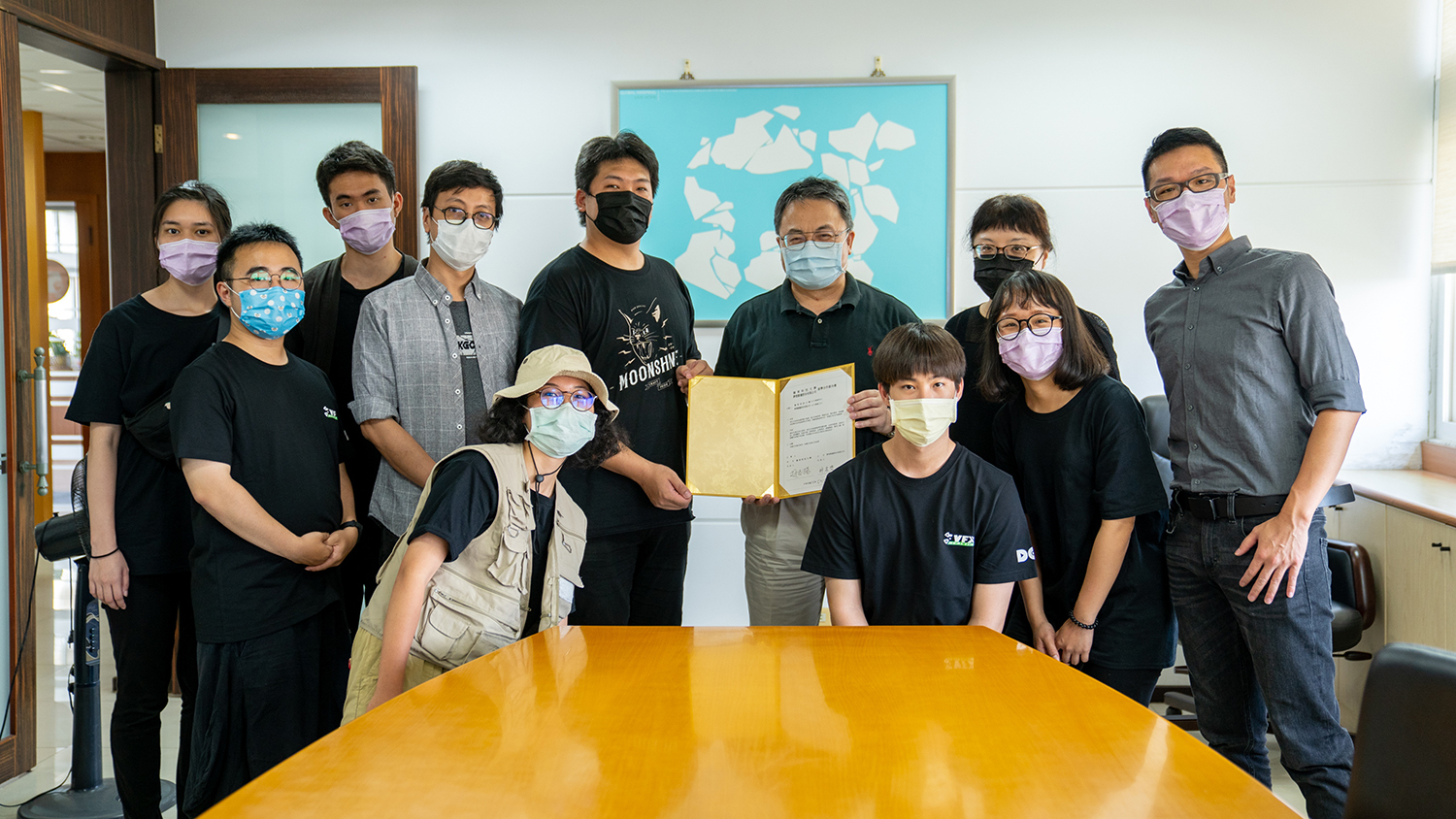 嶺東科大趙志揚校長與夢想動畫公司林家齊創辦人共同代表簽署產學合作契約,並與數媒系團隊師生合影。