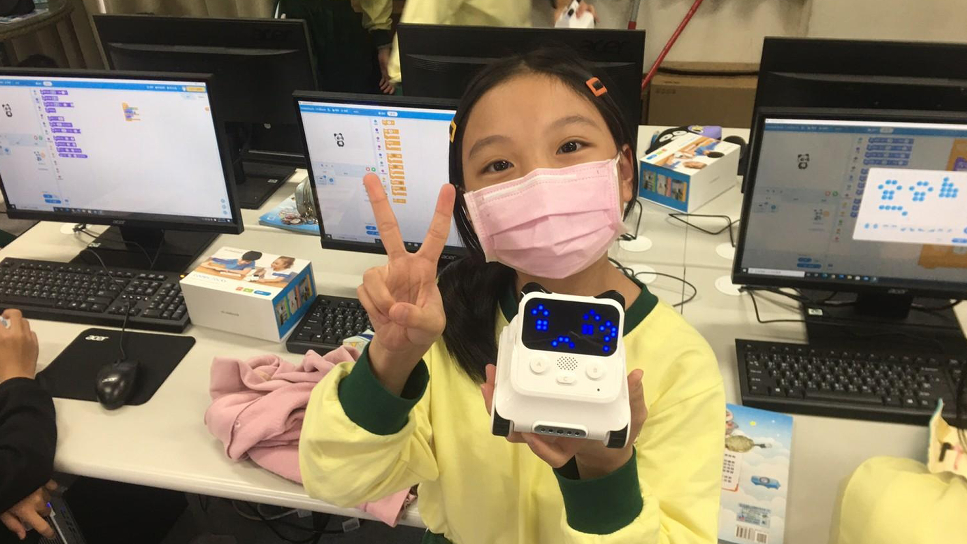春安國小學童完成實作寫程式控制AI智慧小車