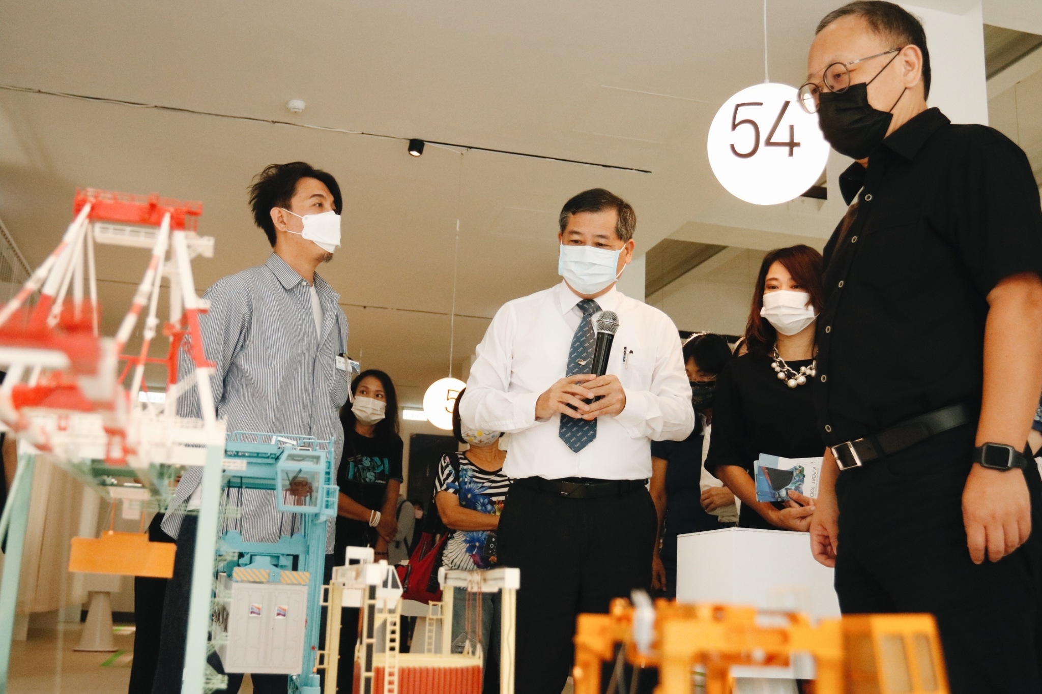 策展人視傳系郭中元老師(左一)為現場嘉賓導覽解說