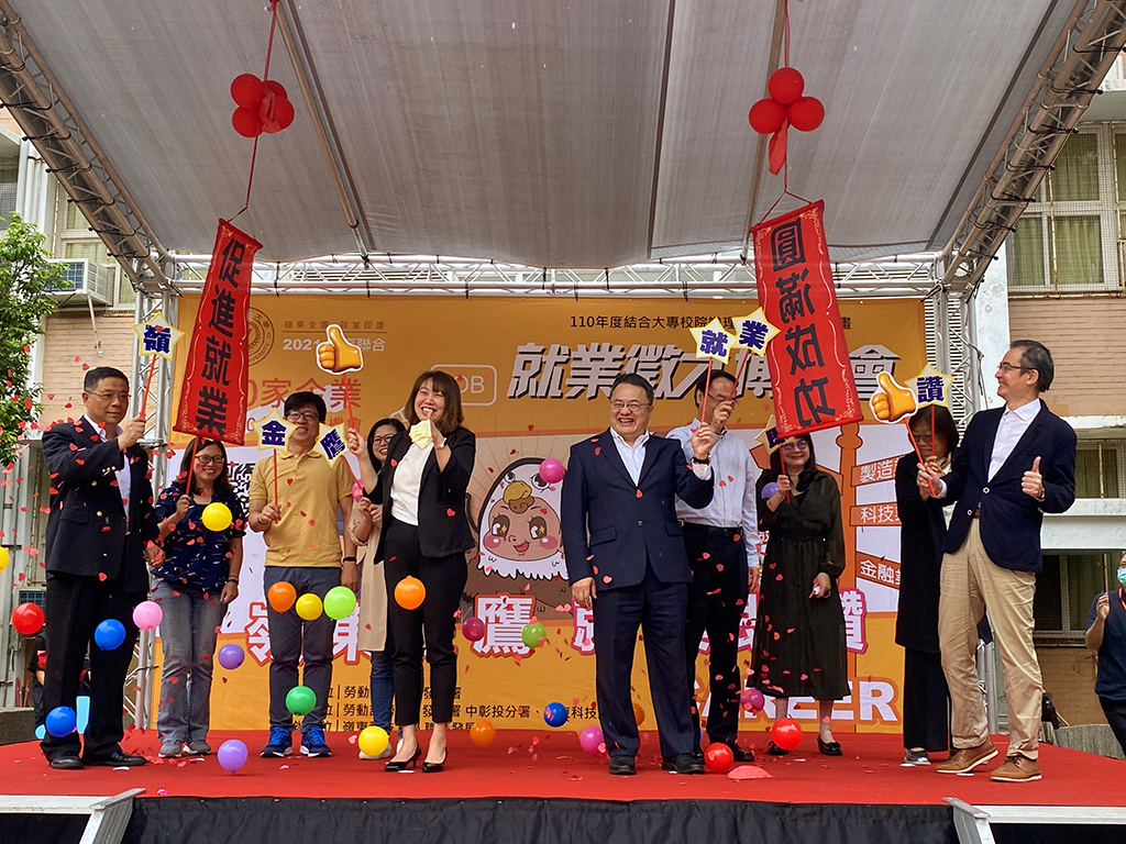 開幕活動由勞動部勞動力發展署中彰投分署副分署長劉秀貞(左五)及嶺東科大校長趙志揚(右五)等貴賓共同參與。