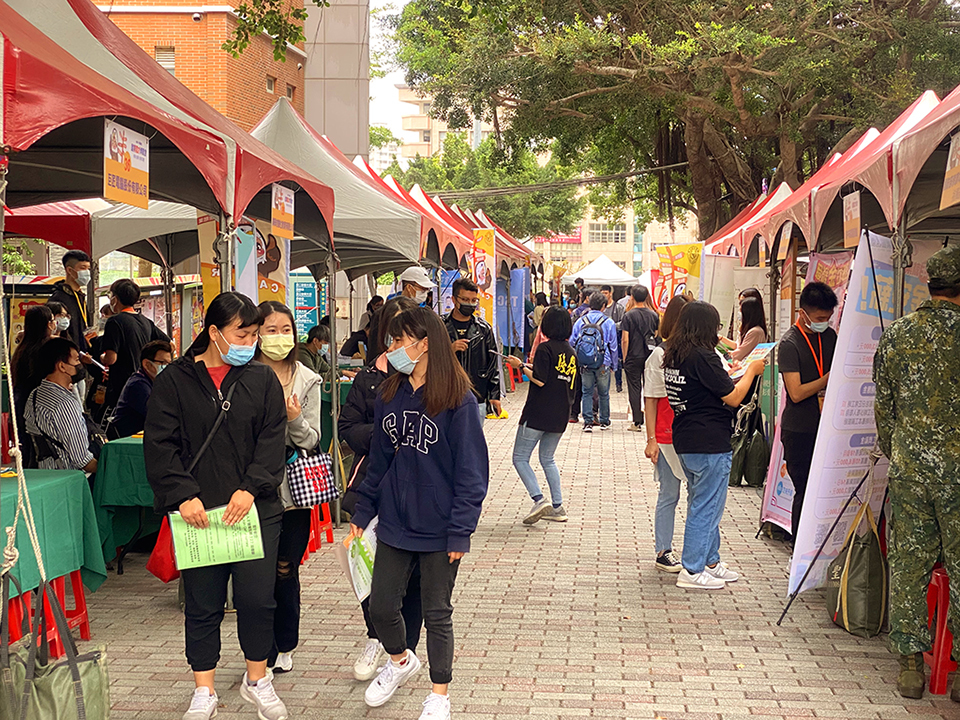 嶺東科大就博會共有70多家廠商熱烈參與,提供3千多個全職、兼職及實習等職缺。