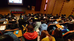同學認真聆聽講者演說