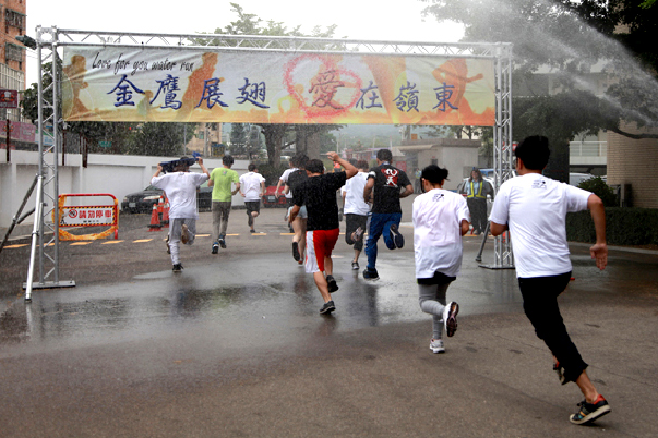 參加第二階段Water Run的畢業生們陸續通過象徵潑水祝福的牌樓