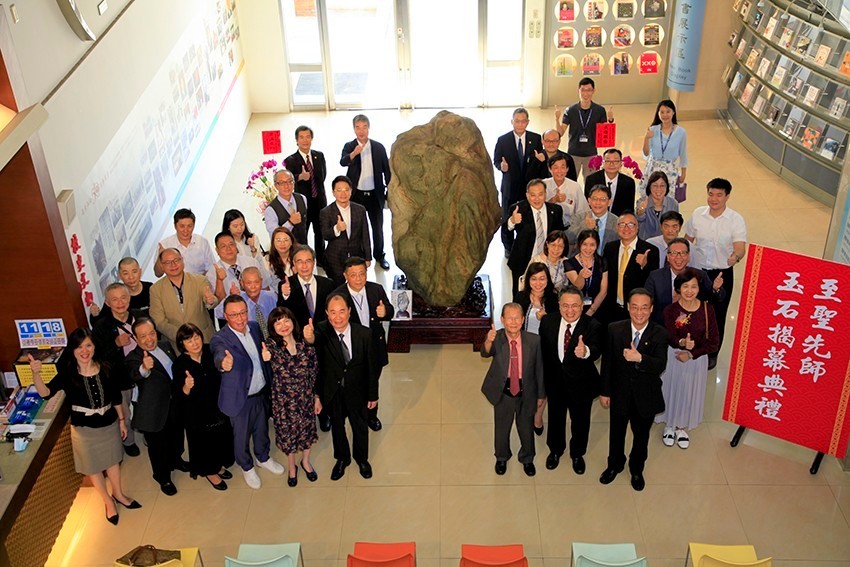 神似至聖先師的珍貴玉石安座於圖書館中熱鬧揭幕
