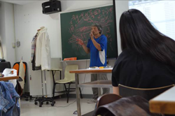 李偉臣老師協助講授「成衣市場現況」