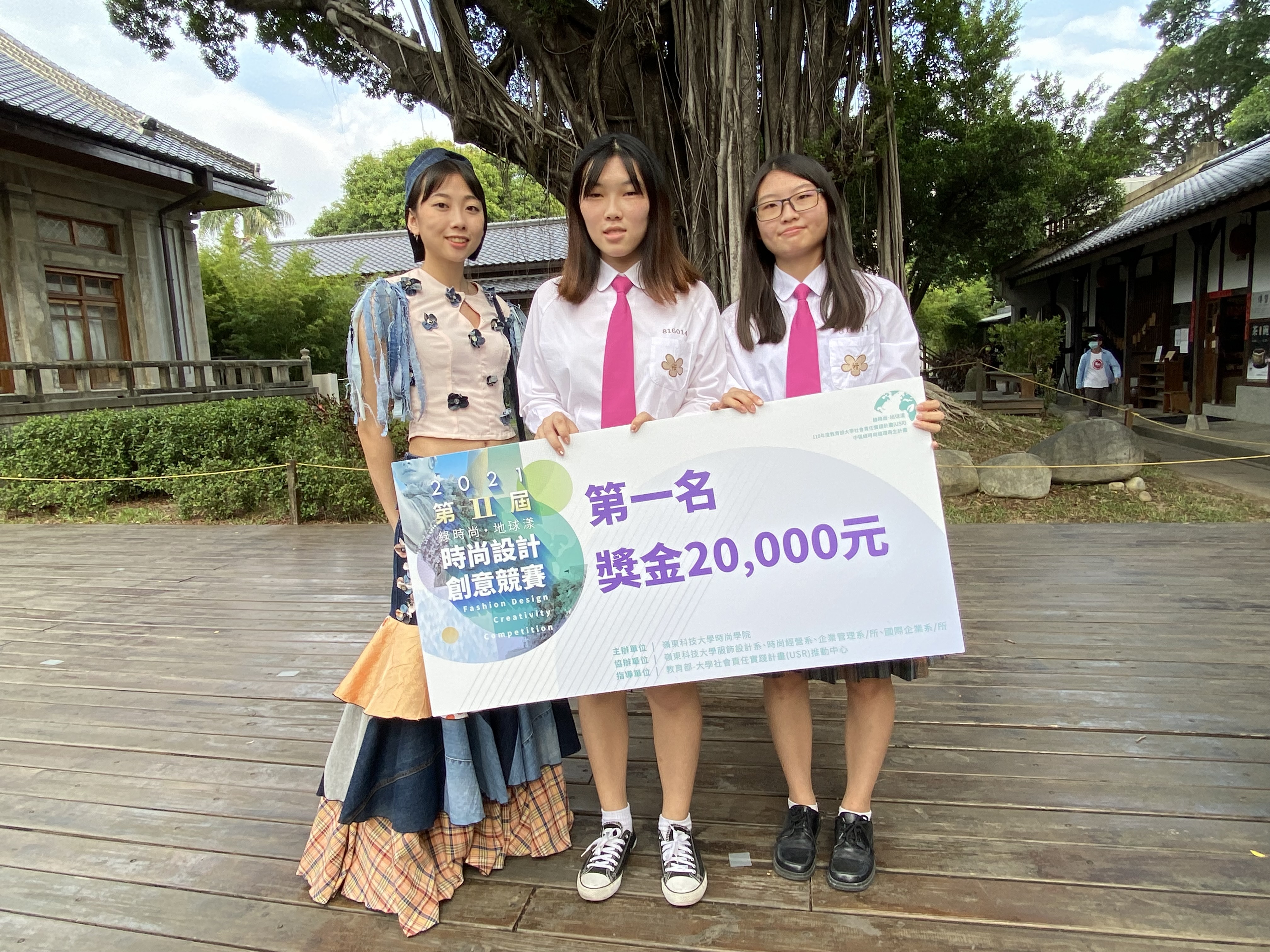 ▲高中職組第一名光華高中「啪哩啪哩」黃玉如、蔡貴慈