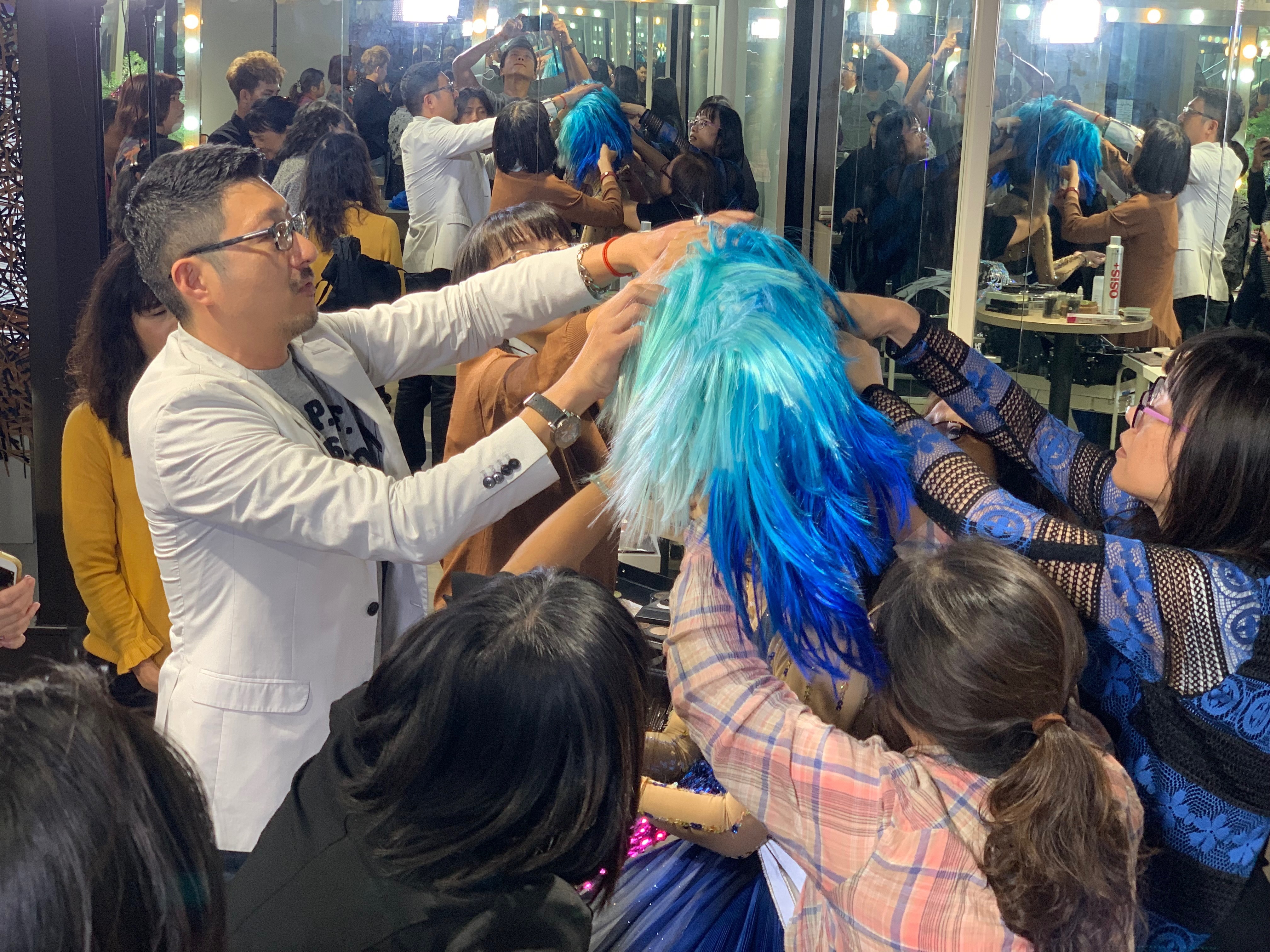洪祥瀚老師引導研習教師們一同為演員變換造型